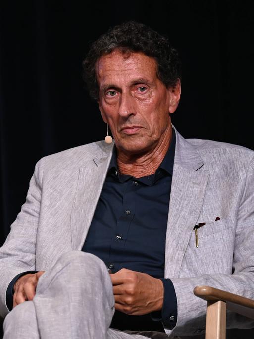 Der Philosoph Julian Nida-Rümelin sitzt in einem grauen Anzug auf einem Sessel Der Philosoph Julian Nida-Rümelin sitzt in einem grauen Anzug auf einem Sessel