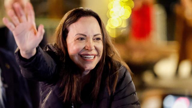 Maria Corina Machado winkt und lächelt.