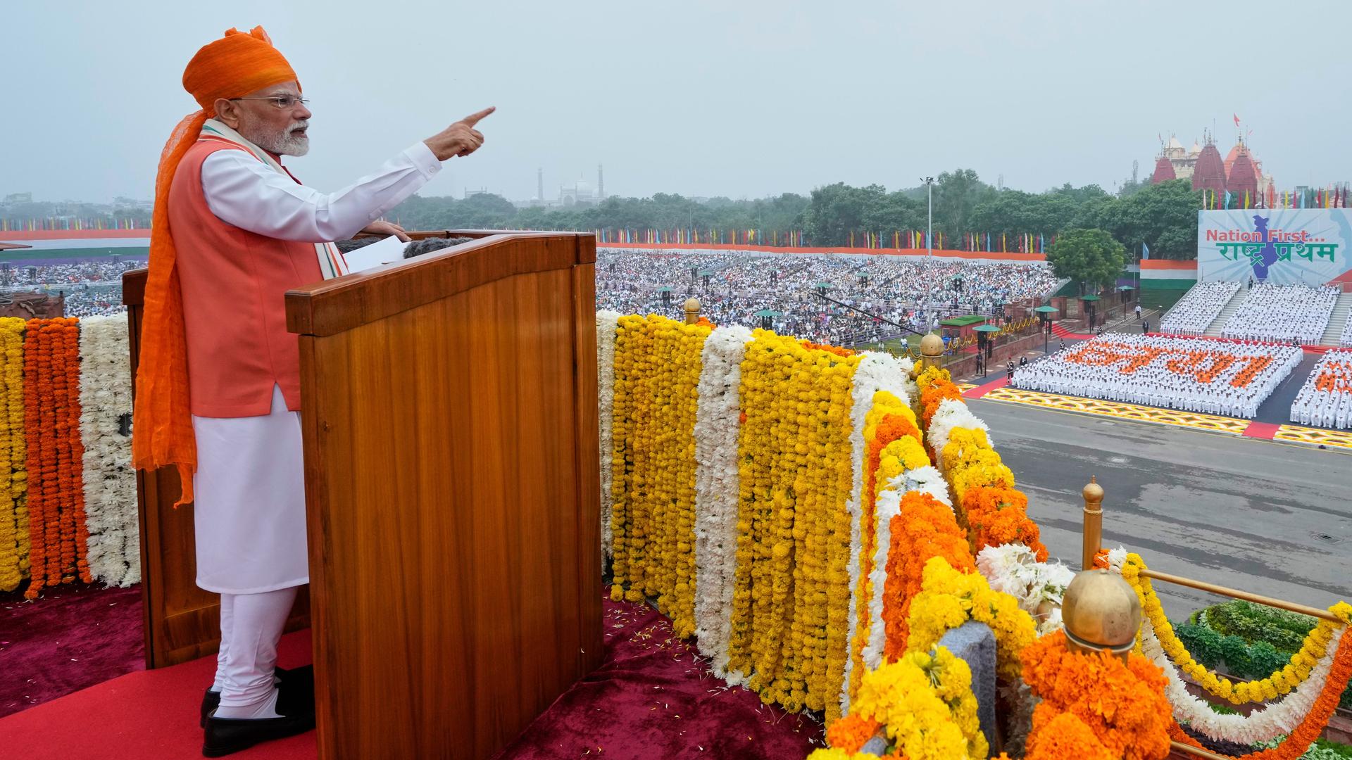 Indiens Regierungschef Modi bei der Unabhängigkeitsfeier in Neu Delhi; er steht an einem Rednerpult und spricht mit erhobener Hand zum Publikum.