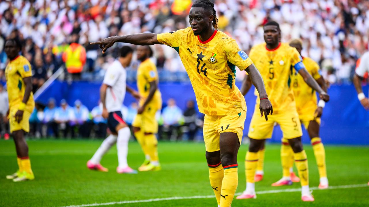 Der ghanaische Fußballnationalspieler Gideon Mensah steht bei der WM-Partie gegen England auf dem Platz.