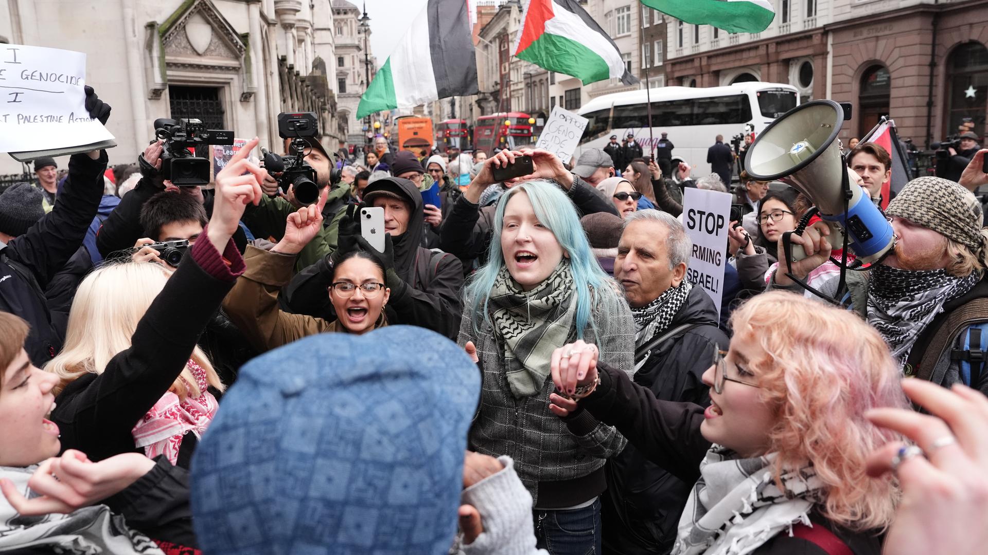 Demonstranten feiern vor dem High Court in London. Demonstranten feiern vor dem High Court in London.