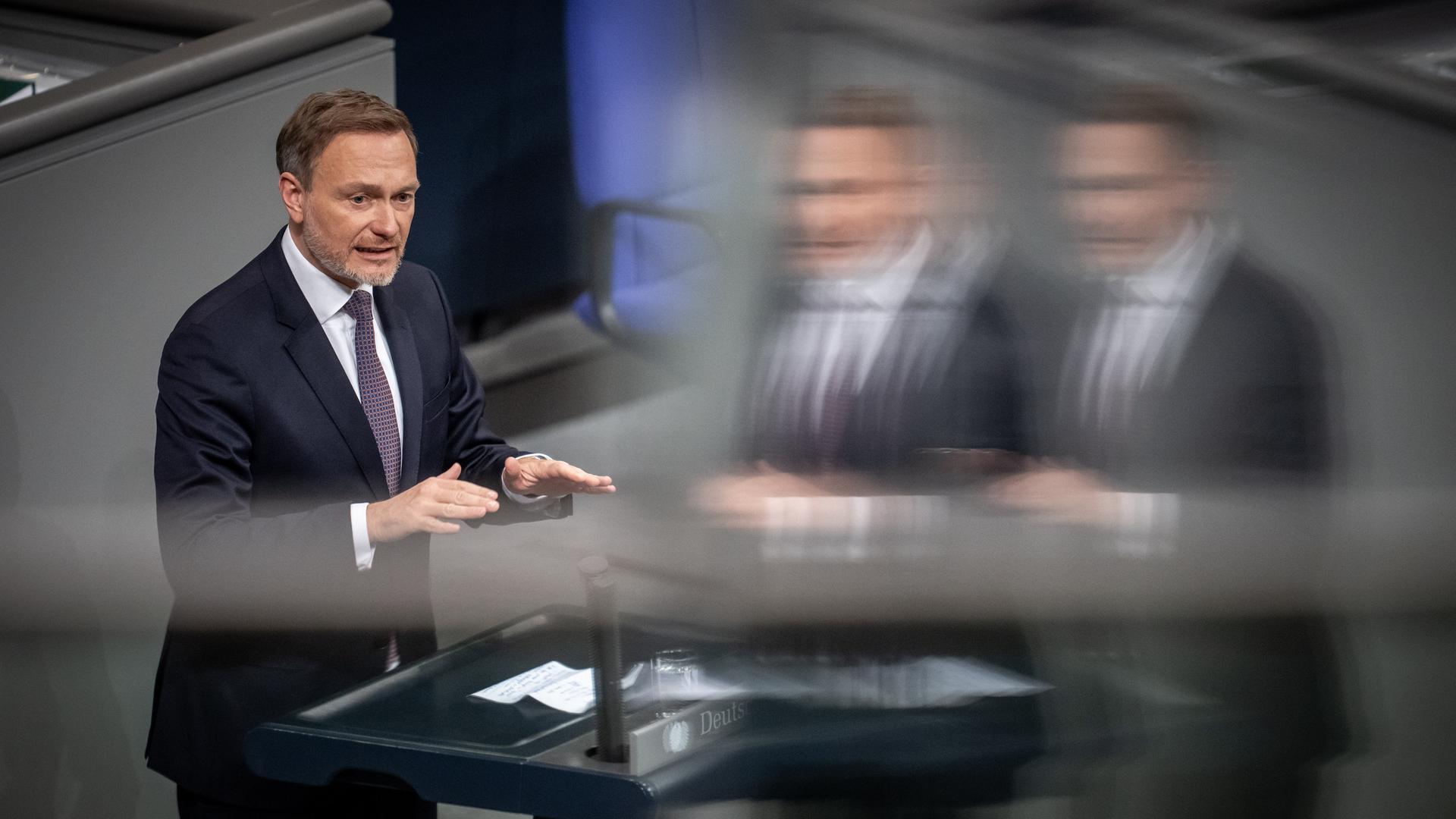 Christian Lindner (FDP), Bundesminister der Finanzen, spricht bei der Sitzung zur ersten Lesung des Haushaltsfinanzierungsgesetz 2024. Christian Lindner (FDP), Bundesminister der Finanzen, spricht bei der Sitzung zur ersten Lesung des Haushaltsfinanzierungsgesetz 2024.
