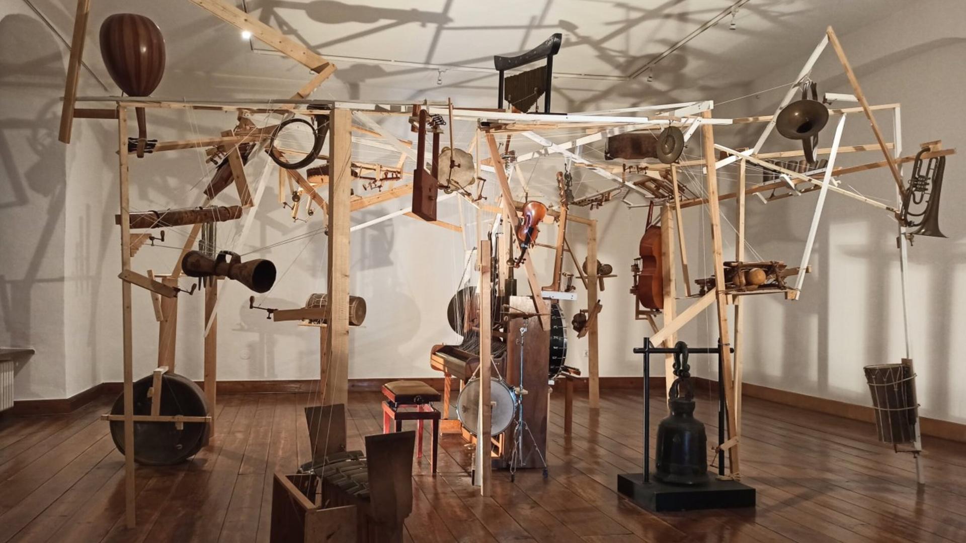 Ein saitenloses Klavier mit 85 Tasten, an die 46 Musikinstrumente aus der Sammlung Hede und Hans Grumbt des Musikinstrumentemuseums Haus Kemnade angeschlossen sind