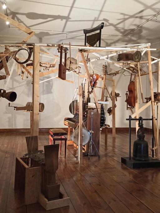 Ein saitenloses Klavier mit 85 Tasten, an die 46 Musikinstrumente aus der Sammlung Hede und Hans Grumbt des Musikinstrumentemuseums Haus Kemnade angeschlossen sind