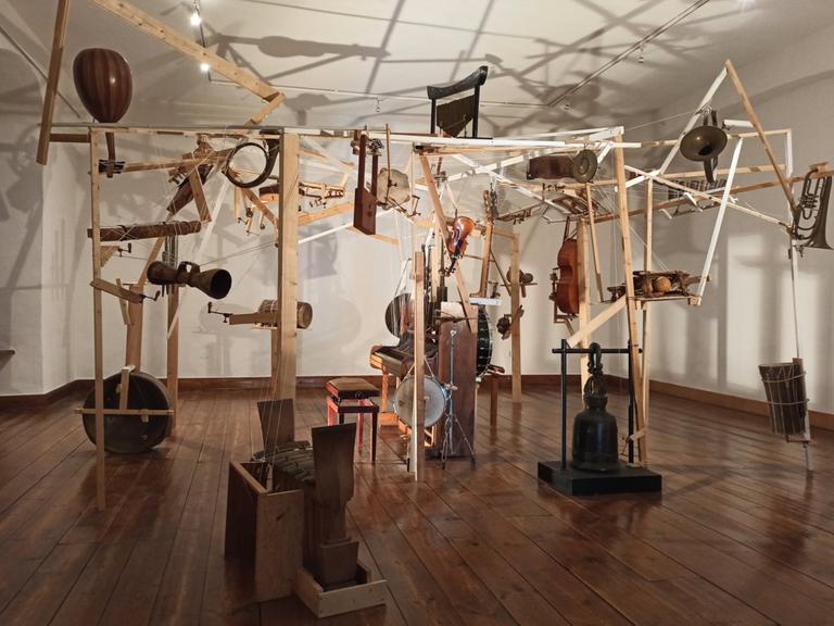 Ein saitenloses Klavier mit 85 Tasten, an die 46 Musikinstrumente aus der Sammlung Hede und Hans Grumbt des Musikinstrumentemuseums Haus Kemnade angeschlossen sind