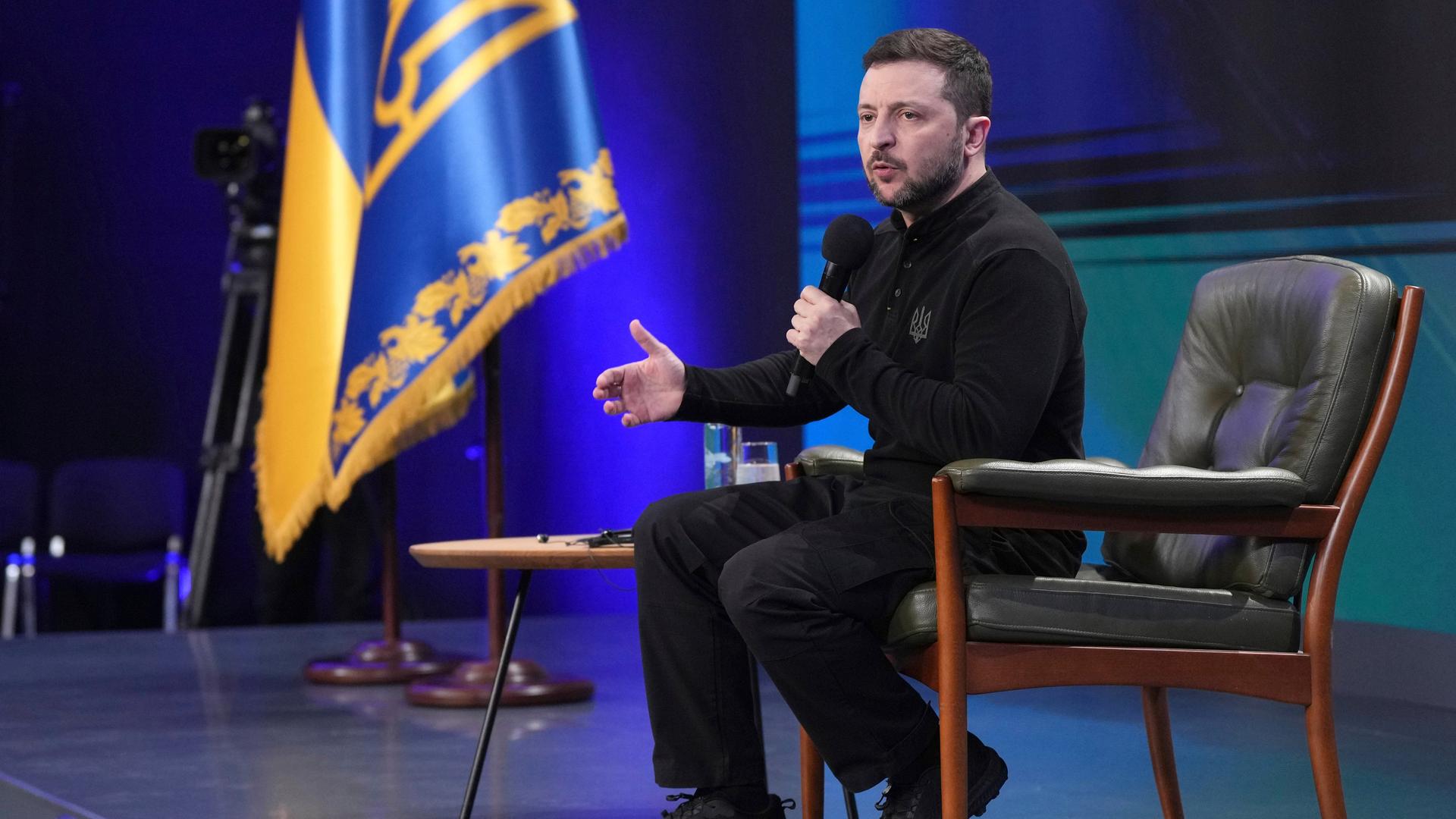 Wolodymyr Selenskyj, Präsident der Ukraine, beantwortet Fragen von Journalisten während einer Pressekonferenz. 