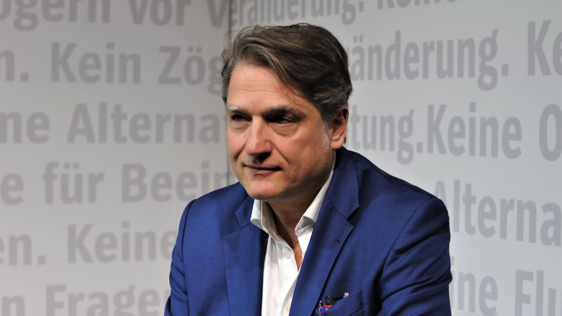Porträtaufnahme der Journalisten und Autors Jakob Augstein im weißen Hemd und mit blauem Jackett auf der Frankfurter Buchmesse 2019.