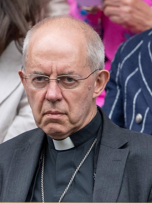 Justin Welby, Erzbischof von Canterbury sitzt beim Tennis-Turnier von Wimbledon auf der Tribüne und blickt auf den Tennisplatz. 