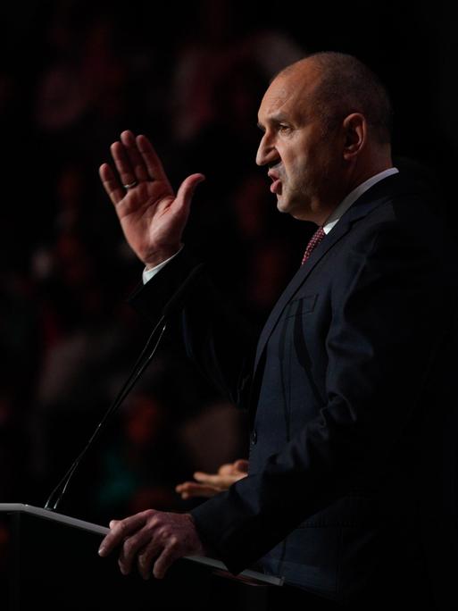 Ein Mann in Anzug spricht vor Publikum: Rumen Radev bei einer Wahlkampfveranstaltung in Sofia.