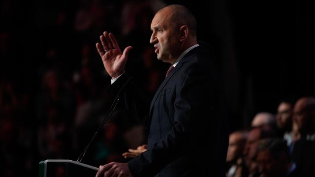 Ein Mann in Anzug spricht vor Publikum: Rumen Radev bei einer Wahlkampfveranstaltung in Sofia.