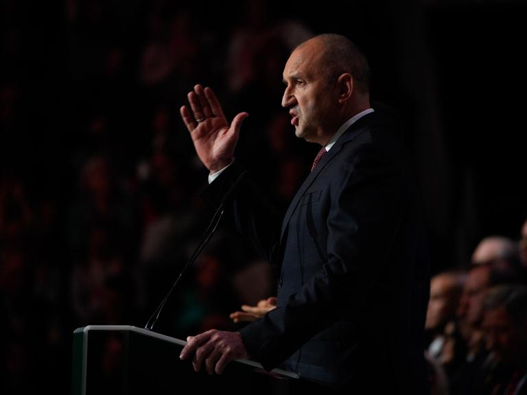 Ein Mann in Anzug spricht vor Publikum: Rumen Radev bei einer Wahlkampfveranstaltung in Sofia.