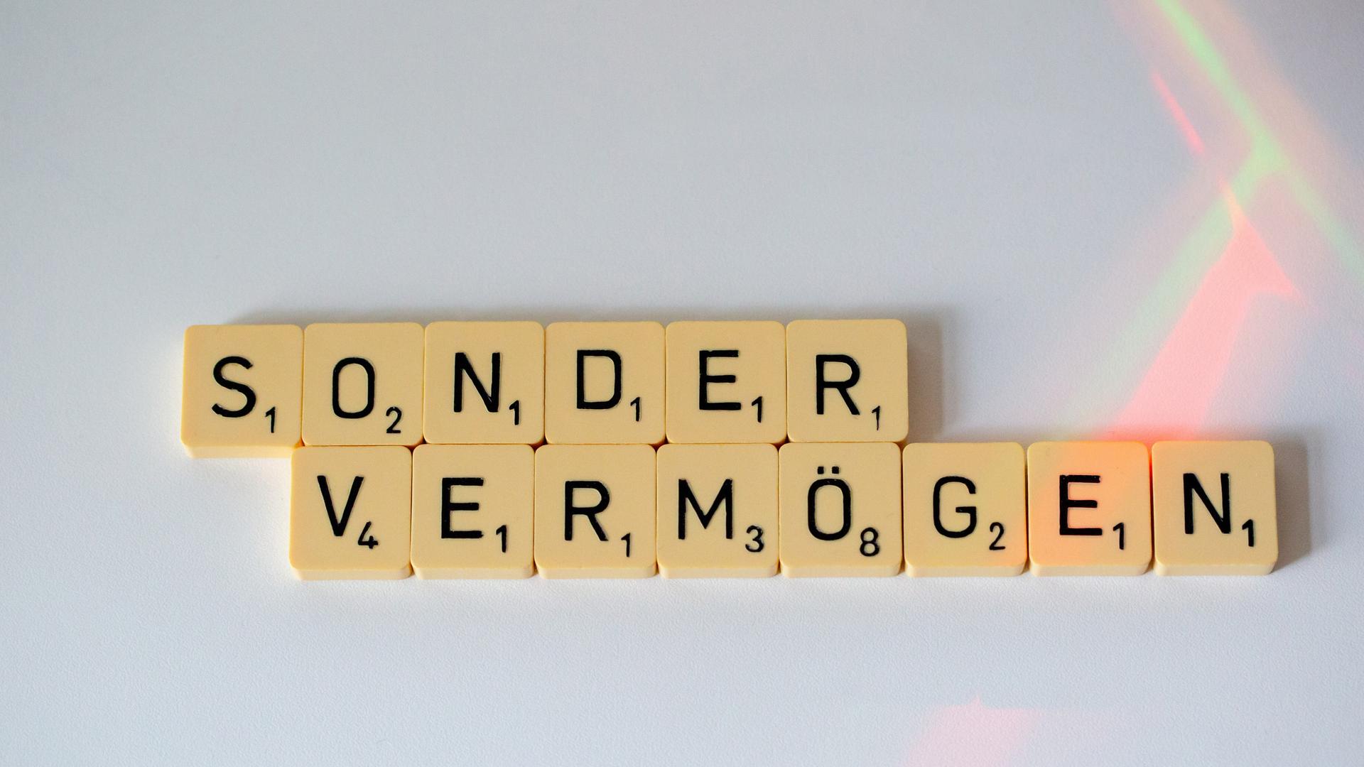 Das Wort Sonder-Vermögen mit Buchstaben aus dem Spiel Scrabble gelegt. Das Wort Sonder-Vermögen mit Buchstaben aus dem Spiel Scrabble gelegt.