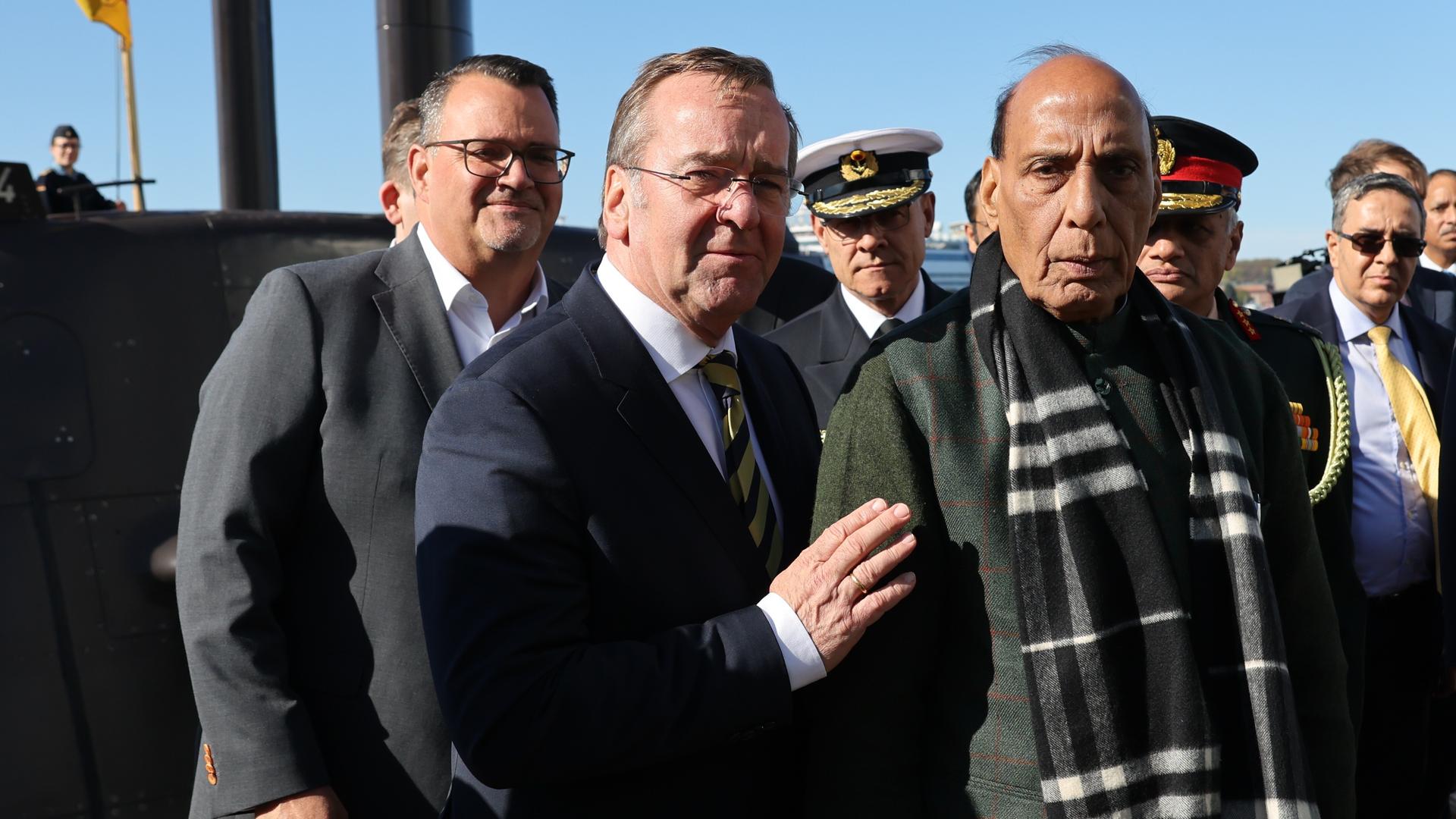 Auf dem Foto ist der SPD-Politiker und Bundesverteidigungsminister Boris Pistorius zusammen mit seinem indischen Amtskollegen Shri Rajnath Singh zu sehen.