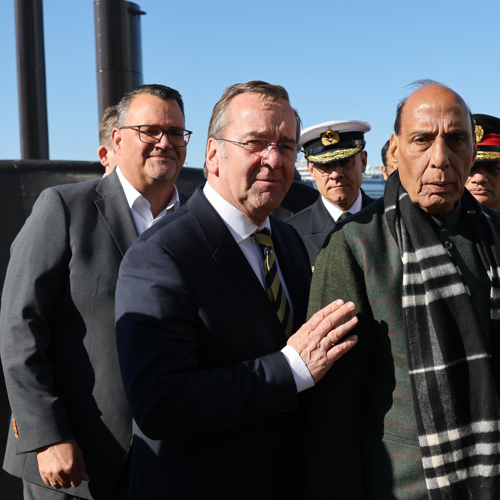 Auf dem Foto ist der SPD-Politiker und Bundesverteidigungsminister Boris Pistorius zusammen mit seinem indischen Amtskollegen Shri Rajnath Singh zu sehen.