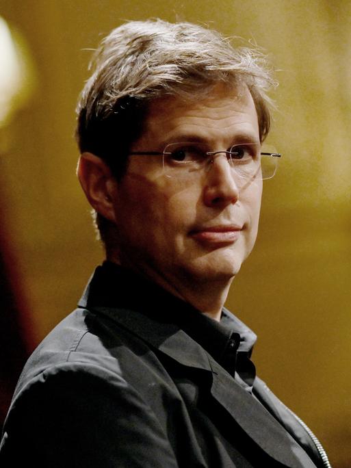 Daniel Kehlmann, Schriftsteller, steht im Berliner Ensemble, 2021.