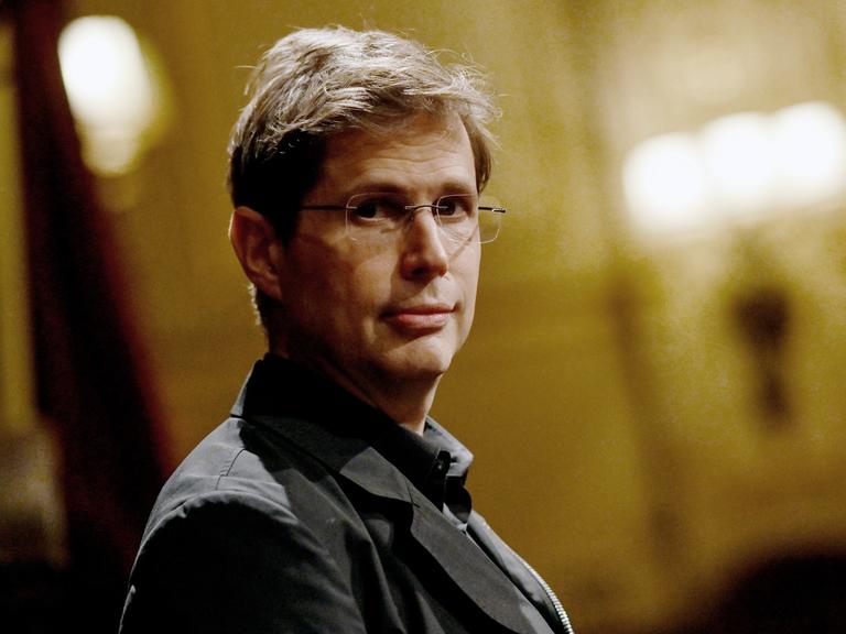 Daniel Kehlmann, Schriftsteller, steht im Berliner Ensemble, 2021.