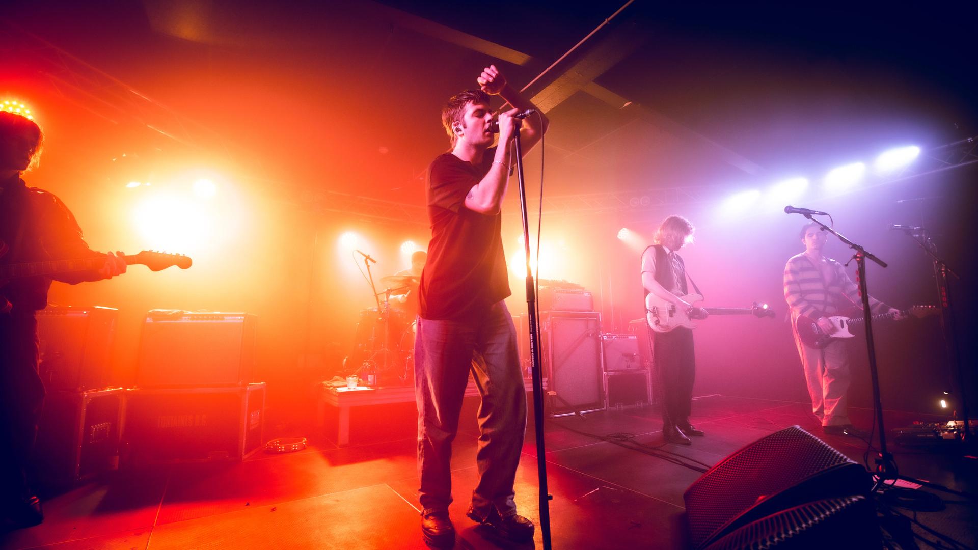 Die Band "Fontaines D.C." steht auf der Bühne während ihres Konzerts im März in Malmö.