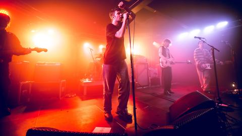 Die Band "Fontaines D.C." steht auf der Bühne während ihres Konzerts im März in Malmö.