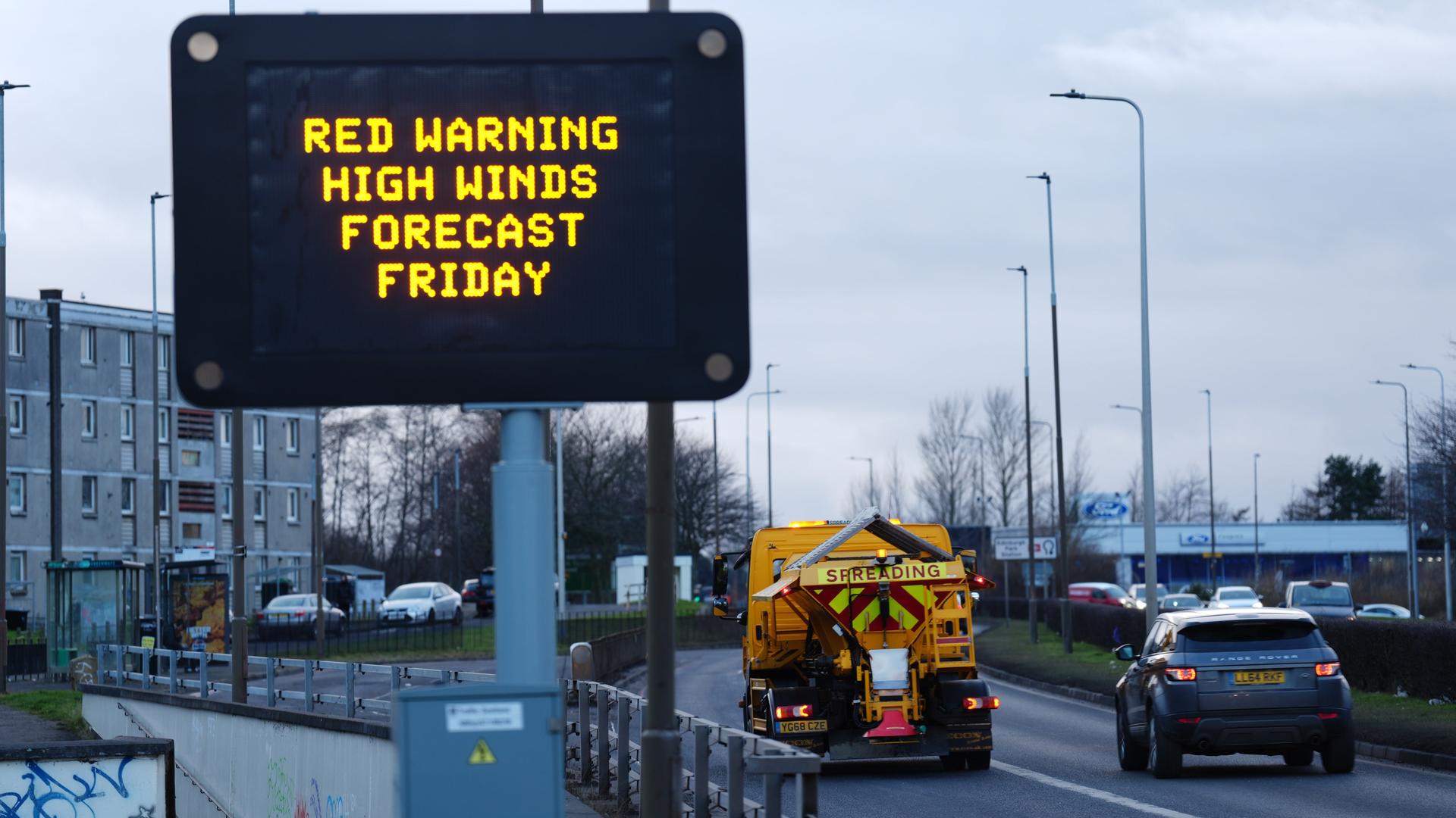 23.01.2025, Großbritannien, Edinburgh: Ein Straßenschild mit einer roten Wetterwarnung auf der Calder Road in Edinburgh.