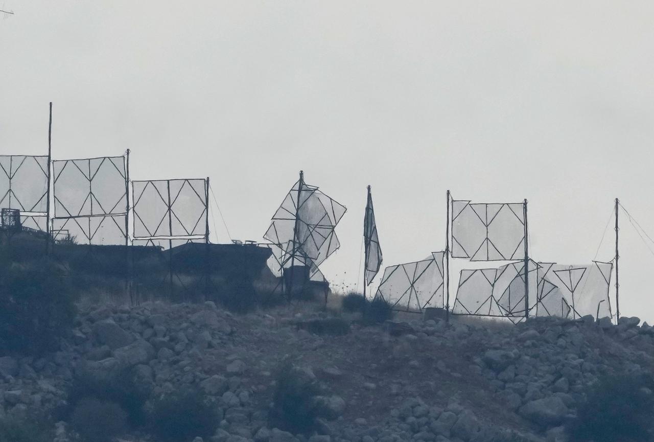 Schäden am Zaun einer Einrichtung des israelischen Militärs nach einem Angriff der Hisbollah aus dem Libanon bei Kfarchouba an der Grenze. 