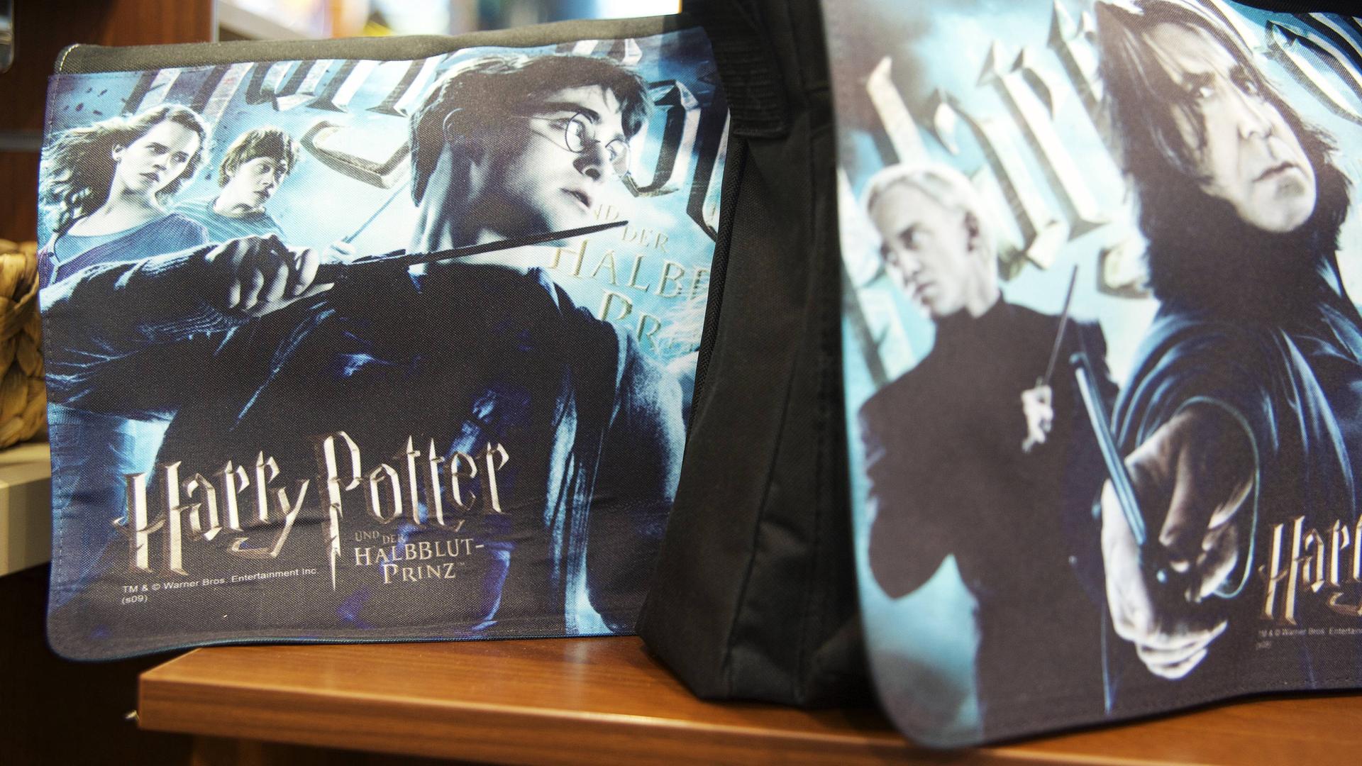 Harry Potter-Fanartikel in einem Geschäft. 
