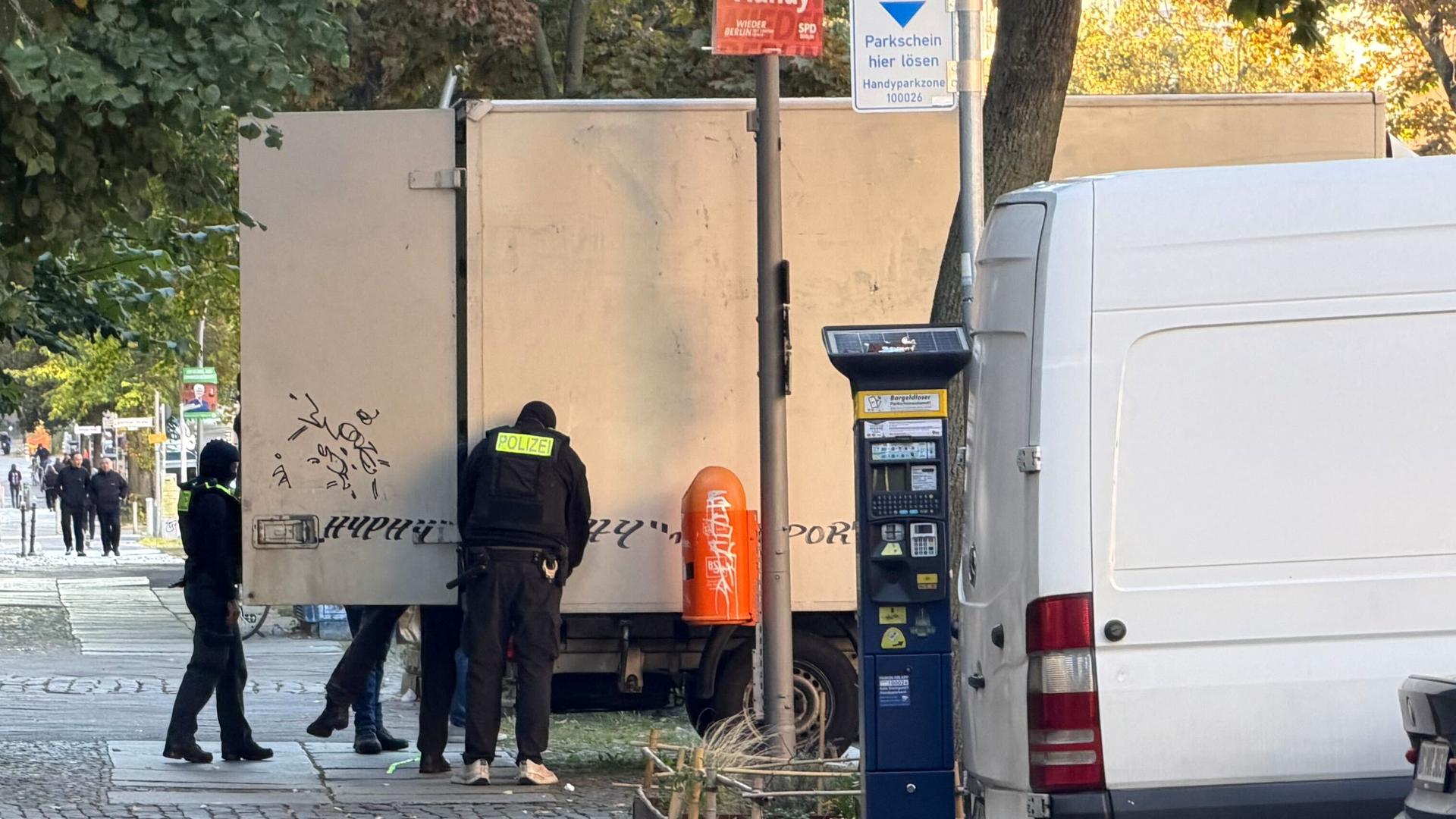 Berliner Polizeibeamte durchsuchen einen Lastwagen im Ortsteil Gesundbrunnen. 