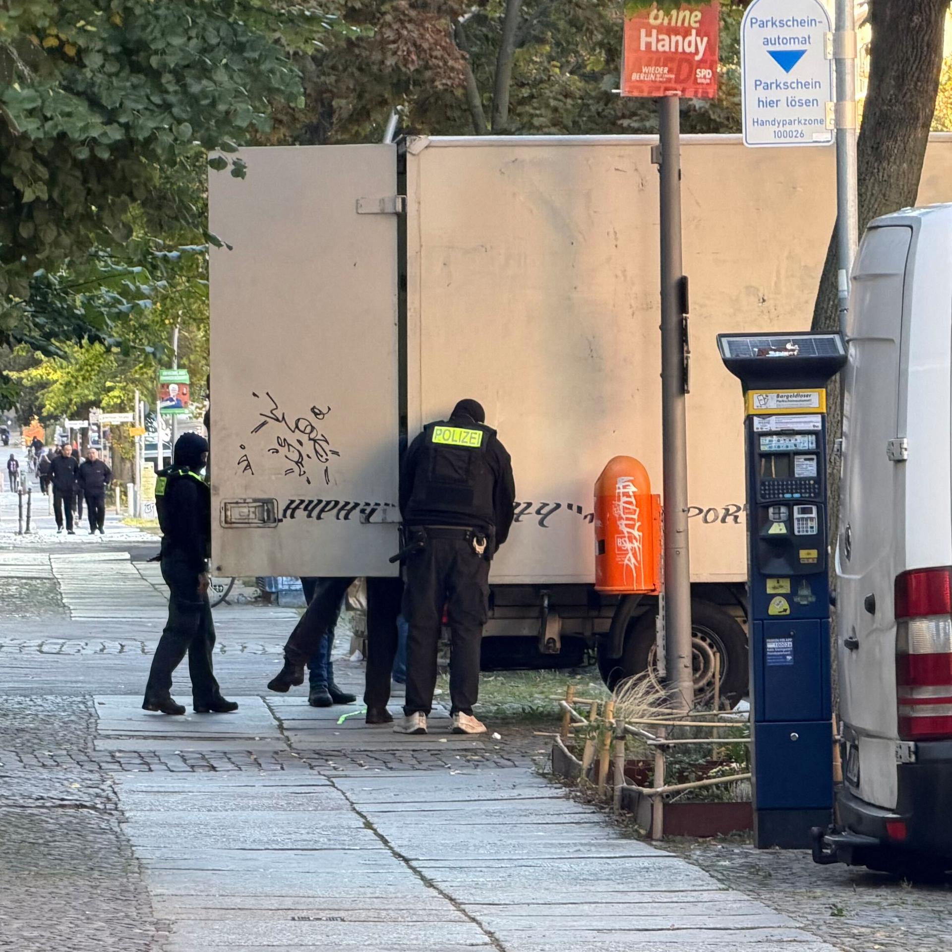 Berliner Polizeibeamte durchsuchen einen Lastwagen im Ortsteil Gesundbrunnen. 