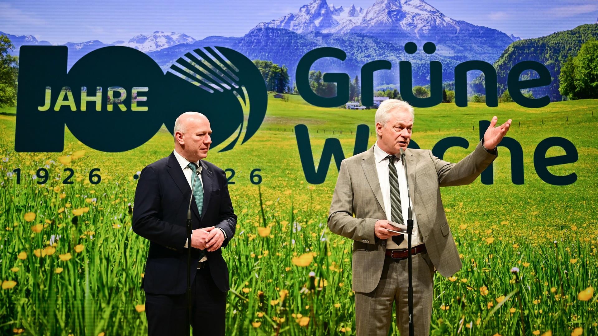 Alois Rainer (CSU, r), Bundesminister für Ernährung, Landwirtschaft und Heimat, spricht während des Eröffnungsrundgangs zum Beginn der 90. Internationalen Grünen Woche neben Kai Wegner (CDU), Regierender Bürgermeister von Berlin.