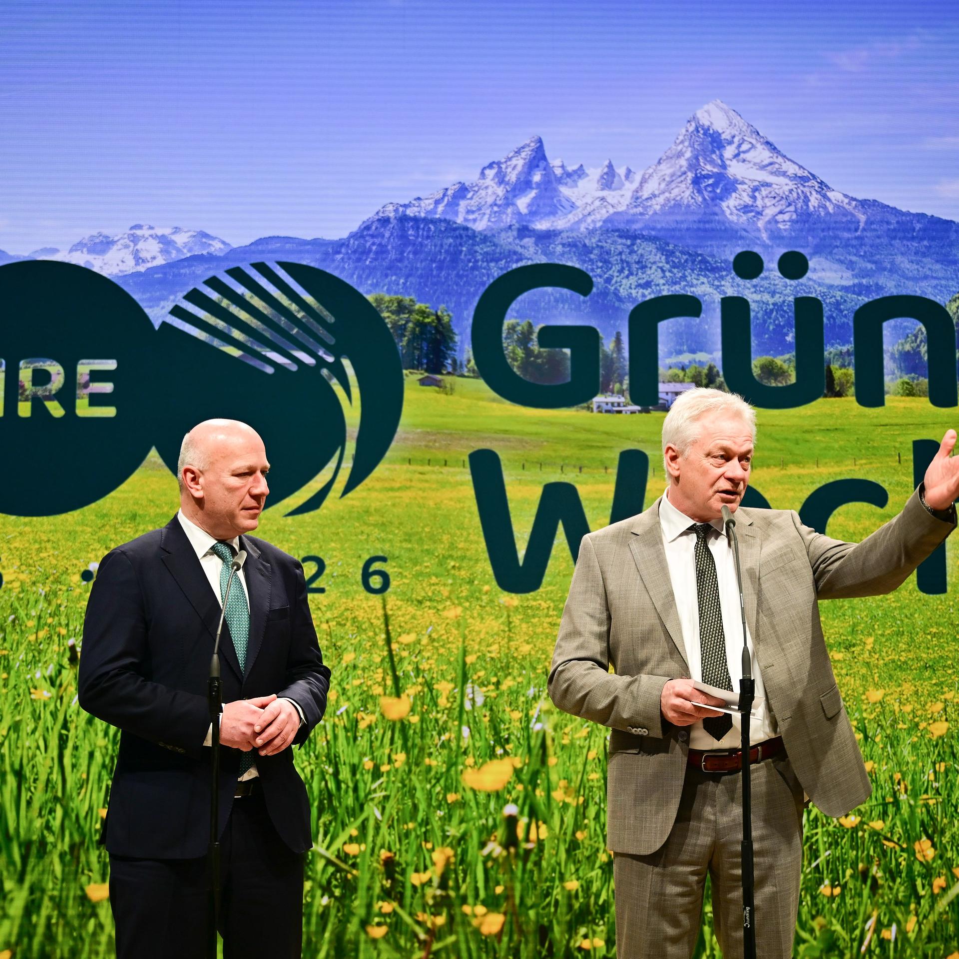 Alois Rainer (CSU, r), Bundesminister für Ernährung, Landwirtschaft und Heimat, spricht während des Eröffnungsrundgangs zum Beginn der 90. Internationalen Grünen Woche neben Kai Wegner (CDU), Regierender Bürgermeister von Berlin.