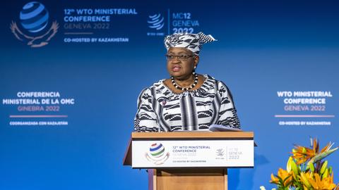 Ngozi Okonjo-Iweala, Generaldirektorin der Welthandelsorganisation (WTO), spricht am Rednerpult zur Eröffnung der WTO-Konferenz 2022 in Genf