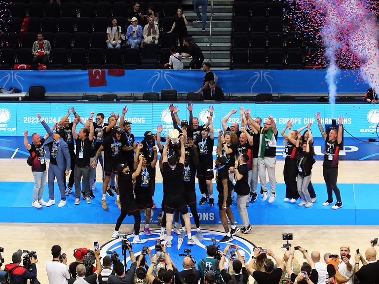 Istanbul: Basketball: FIBA Europe Cup: Die Spieler von Chemnitz jubeln nach dem Spiel mit der Trophäe.