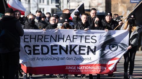 Zahlreiche Neonazis halten während einer Kundgebung in Dresden ein Transparent mit der Aufschrift "Ehrenhaftes Gedenken".