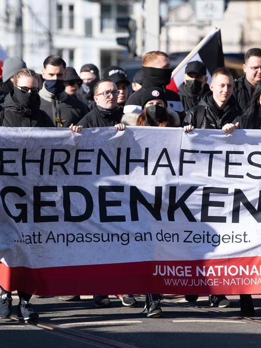 Zahlreiche Neonazis halten während einer Kundgebung in Dresden ein Transparent mit der Aufschrift "Ehrenhaftes Gedenken".