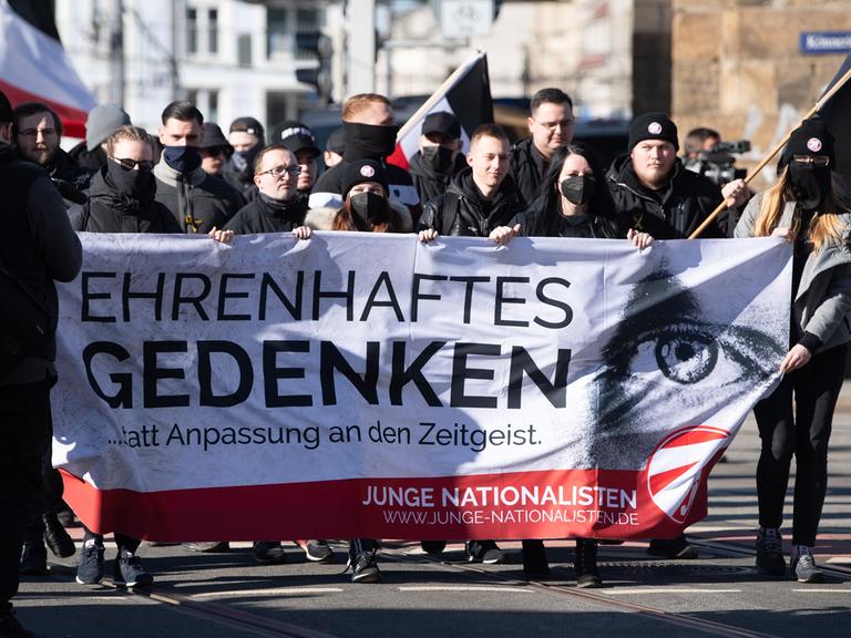 Zahlreiche Neonazis halten während einer Kundgebung in Dresden ein Transparent mit der Aufschrift "Ehrenhaftes Gedenken".