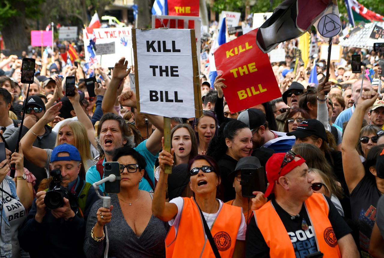 Menschen demonstrieren in Melbourne gegen Corona-Schutzmaßnahmen. Aufnahme vom 20.11.2021.