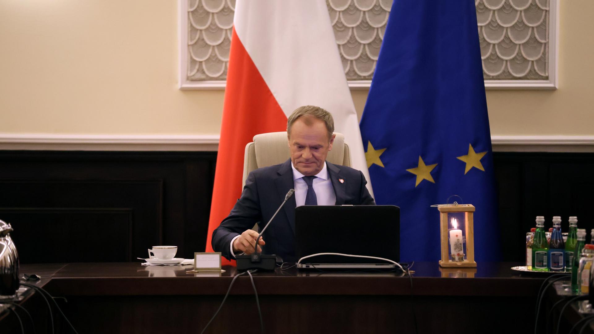 Warschau: Donald Tusk, Ministerpräsident von Polen, leitet die erste Sitzung seines Kabinetts im Büro des Ministerpräsidents. Warschau: Donald Tusk, Ministerpräsident von Polen, leitet die erste Sitzung seines Kabinetts im Büro des Ministerpräsidents.