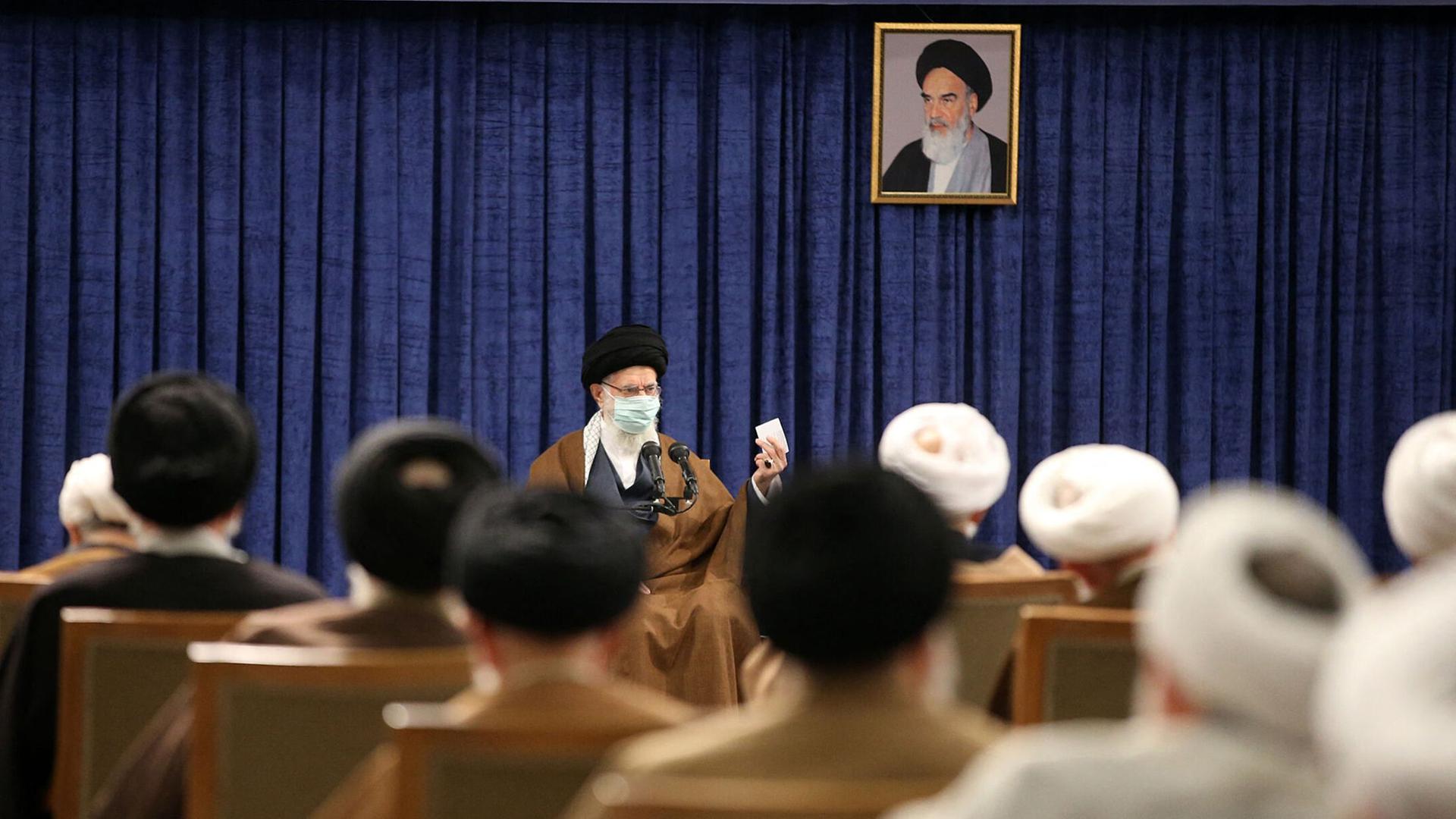 Der Expertenrat im Iran. Mehrere Menschen nehmen an einer Sitzung teil. Der Expertenrat im Iran. Mehrere Menschen nehmen an einer Sitzung teil.