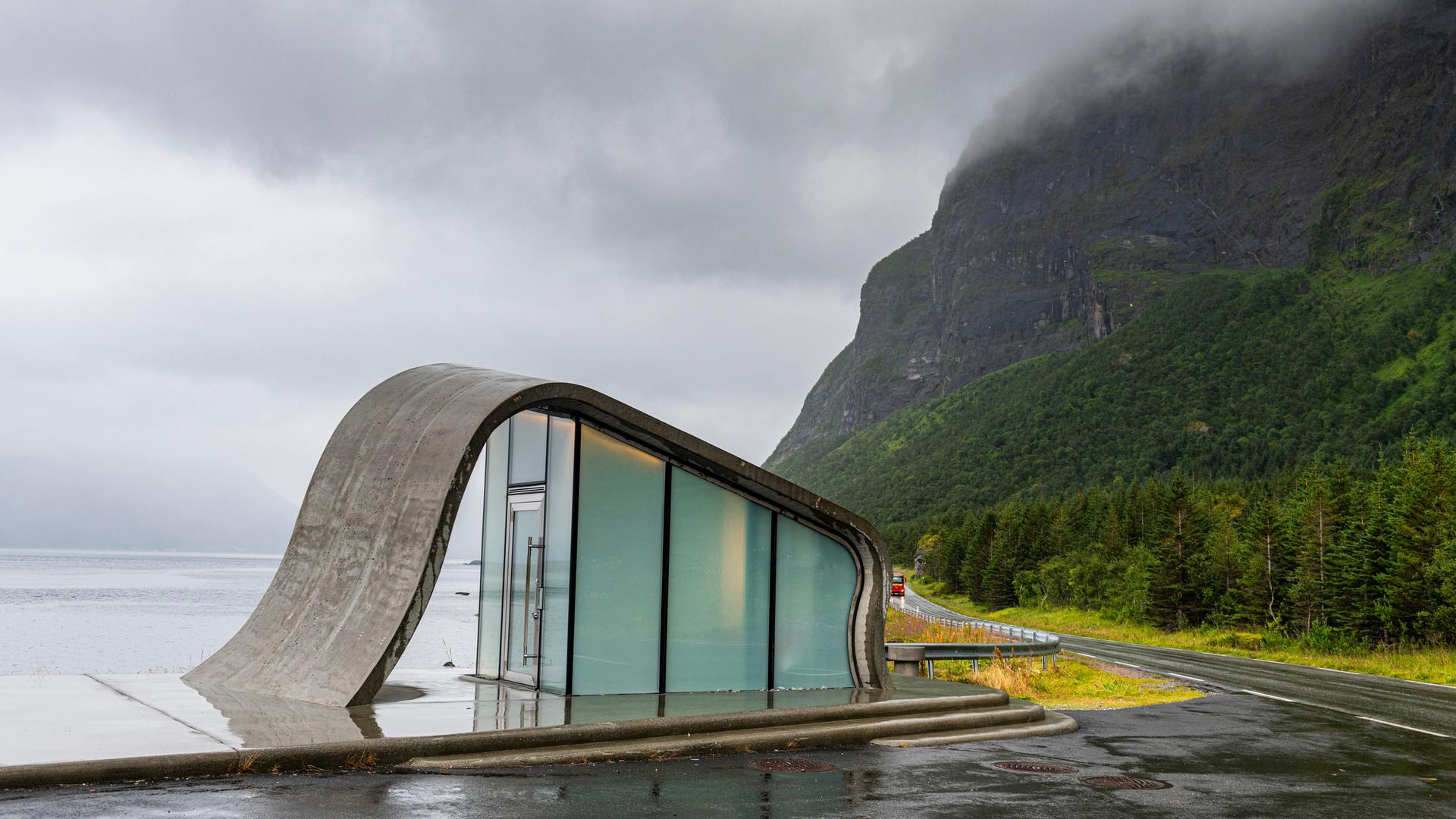 Die Toilette an der Raststätte Ureddplassen entlang einer Küstenstraße in Norwegen Die Toilette an der Raststätte Ureddplassen entlang einer Küstenstraße in Norwegen