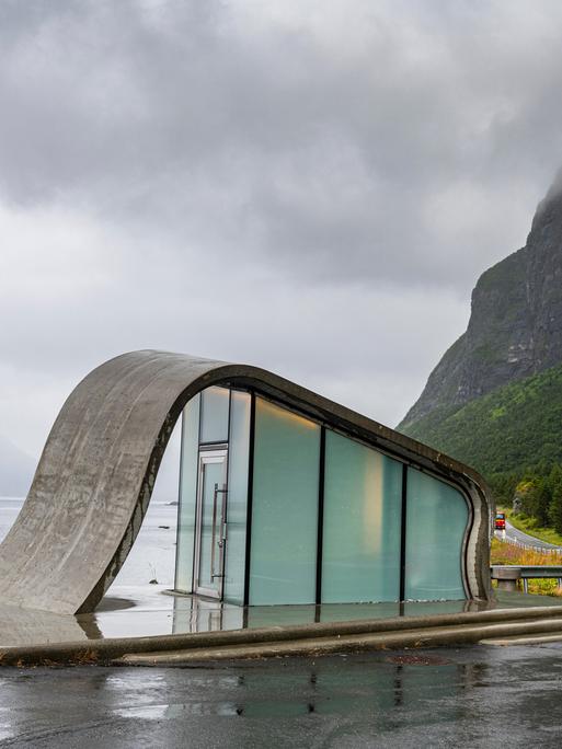 Die Toilette an der Raststätte Ureddplassen entlang einer Küstenstraße in Norwegen