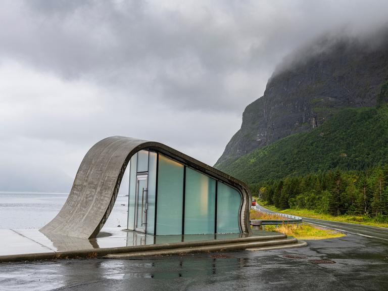 Die Toilette an der Raststätte Ureddplassen entlang einer Küstenstraße in Norwegen