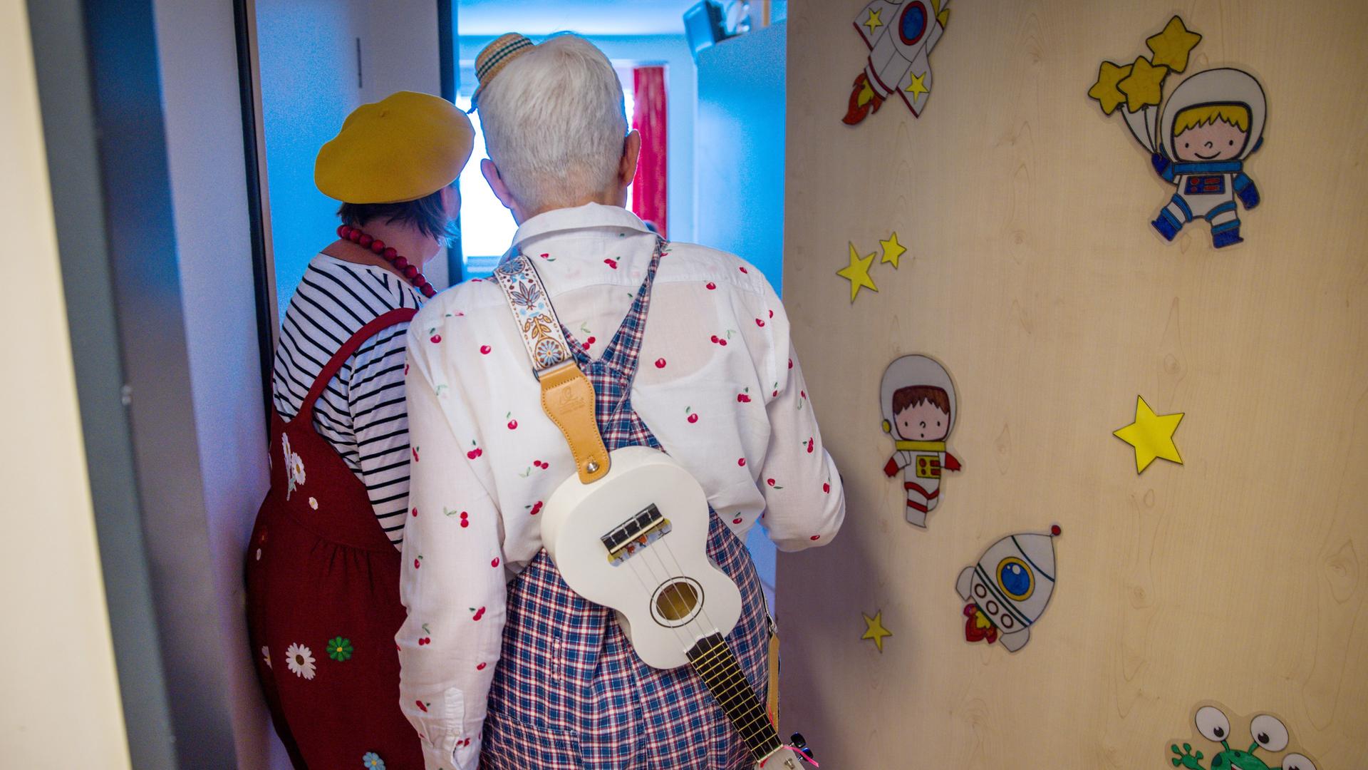 Zwei Klinikclowns besuchen in bunten Kostümen, mit der Gitarre und lustigen Sprüchen die Kinderstation der Helios Klinik Schwerin. 