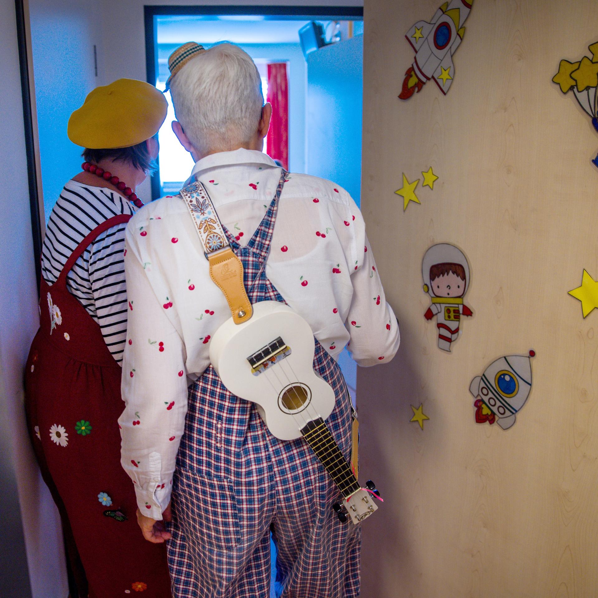 Clown und Nonne - Ordensfrau Rebekka bringt Kinder und demente Menschen zum Lachen