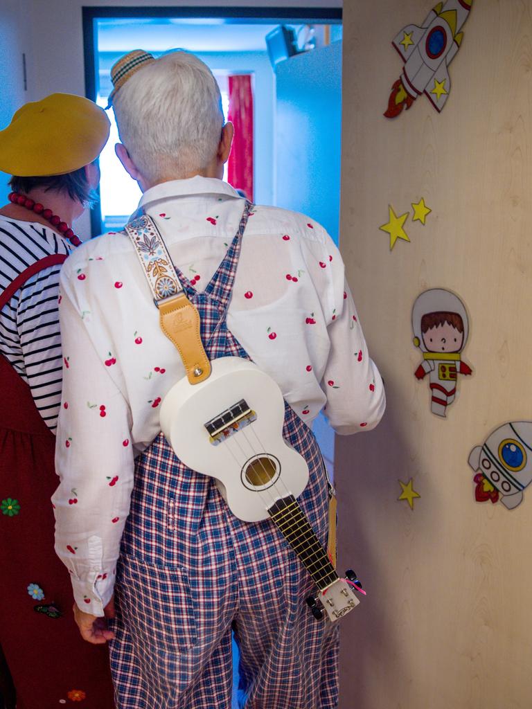 Zwei Klinikclowns besuchen in bunten Kostümen, mit der Gitarre und lustigen Sprüchen die Kinderstation der Helios Klinik Schwerin. 