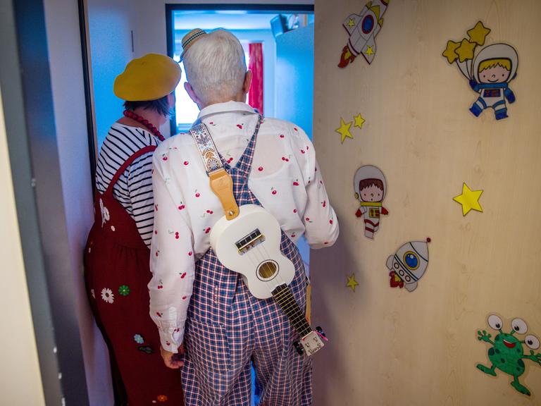 Zwei Klinikclowns besuchen in bunten Kostümen, mit der Gitarre und lustigen Sprüchen die Kinderstation der Helios Klinik Schwerin. 
