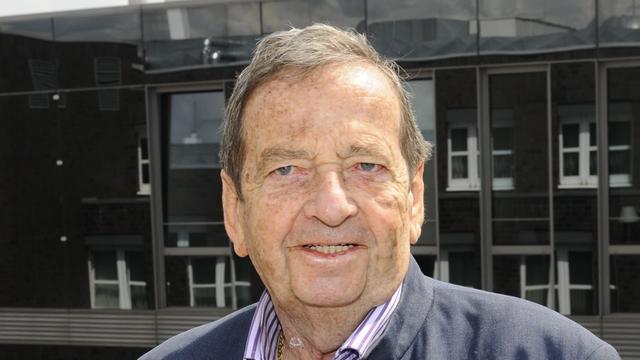 Der deutsche Filmmusik-Komponist Peter Thomas hält eine Requisite zur Aufführung von "Raumpatrouille Orion - Das galaktische Filmkonzert" in seiner Hand (19.05.2008). Der deutsche Filmmusik-Komponist Peter Thomas hält eine Requisite zur Aufführung von "Raumpatrouille Orion - Das galaktische Filmkonzert" in seiner Hand (19.05.2008).