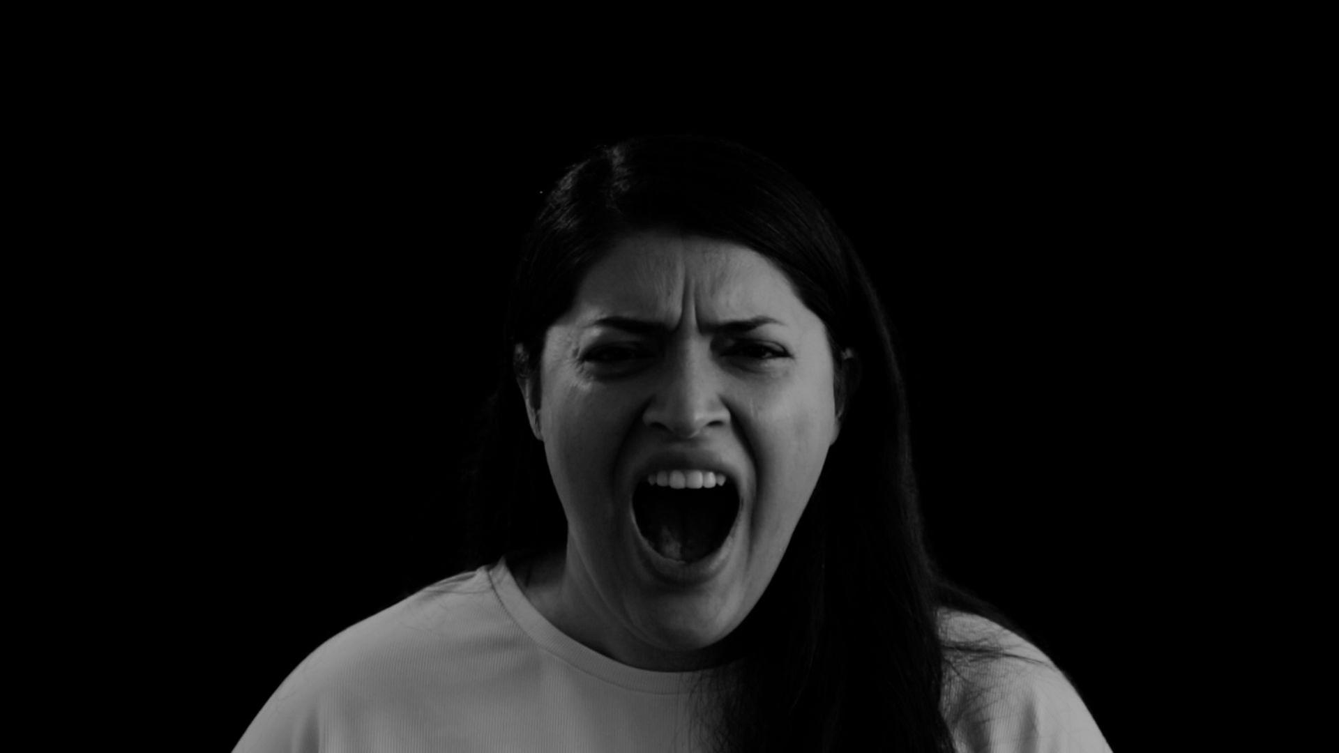 Sara Nabil schreit in Richtung des Betrachters.