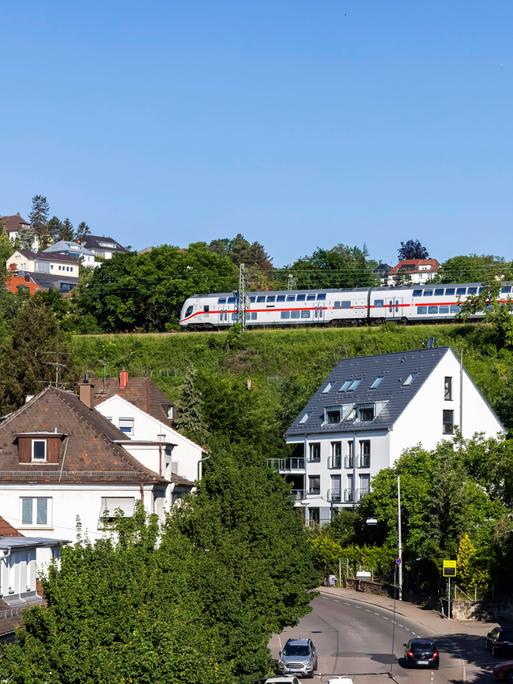 Ein IC der Deutschen Bahn fährt Panoramastrecke der Gäubahn in Stuttgart.