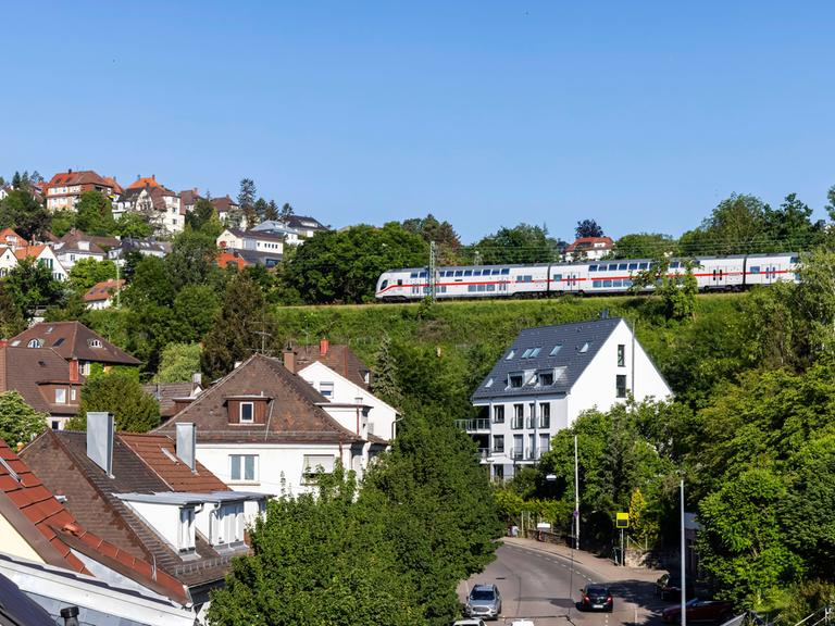 Ein IC der Deutschen Bahn fährt Panoramastrecke der Gäubahn in Stuttgart.