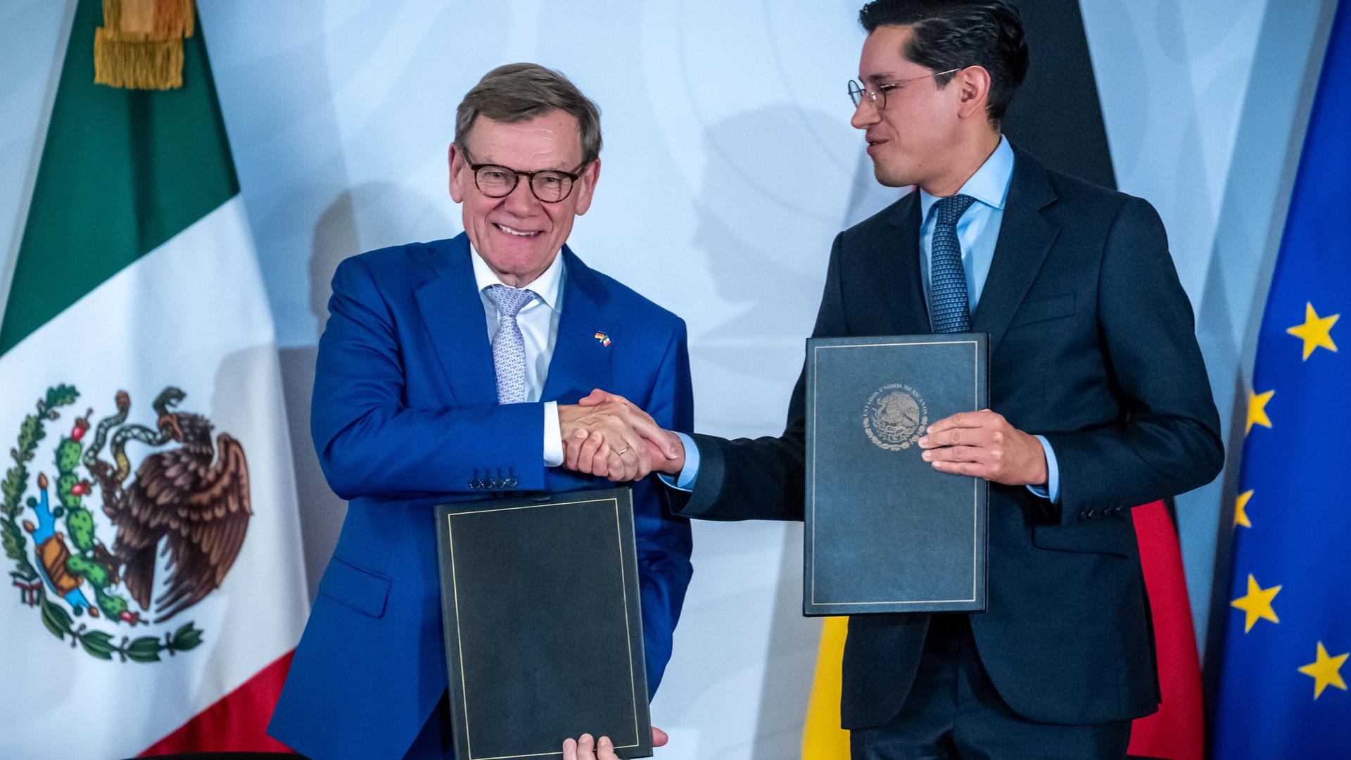 Außenminister Johann Wadephul (CDU) nimmt neben Roberto Velasco Alvarez, Außenminister von Mexiko an der Unterzeichnung der Abschlusserklärung der binationalen Kommission teil.