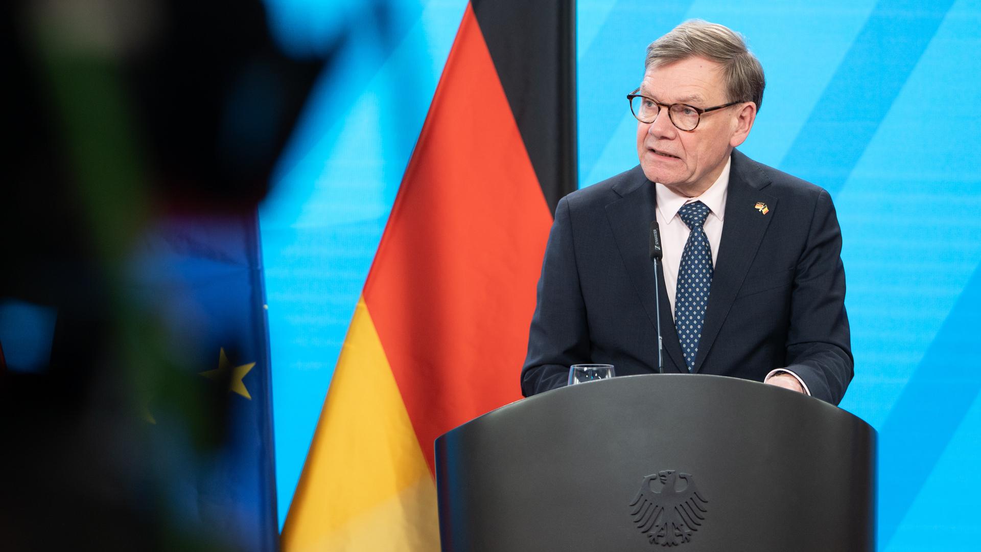 Außenminister Johann Wadephul (CDU) spricht bei einer  Pressekonferenz an einem Rednerpult.